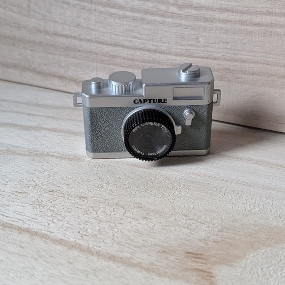 Miniature Camera Keychain - Picture 7 of 9